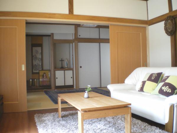 お隣の和室と違和感のない洋間というのがテーマでした。