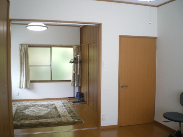 2階も壁を壊して扉で仕切れるようにしました。奥の扉はどこかに思い出も残したいとあえて残した扉です。