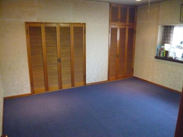 ネイビー色のじゅうたんです。イメージがガラリと変わりました!!