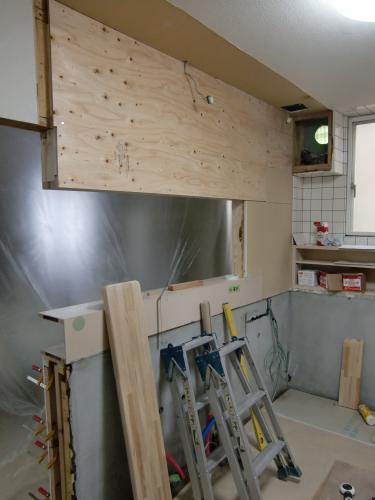 重い吊戸を設置するために下地の補強も必要です