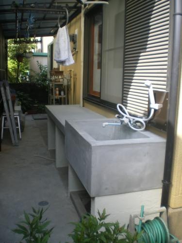 洗濯物も窓から出て楽に干せるように台を伸ばして作りました。