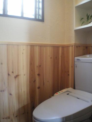 トイレの内装は腰板を貼り、腰上には漆喰を塗りました。