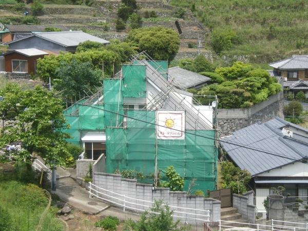 屋根勾配が急だったので、屋根足場も掛けました。