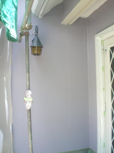 仕上げの色と同系色で中塗りをします。