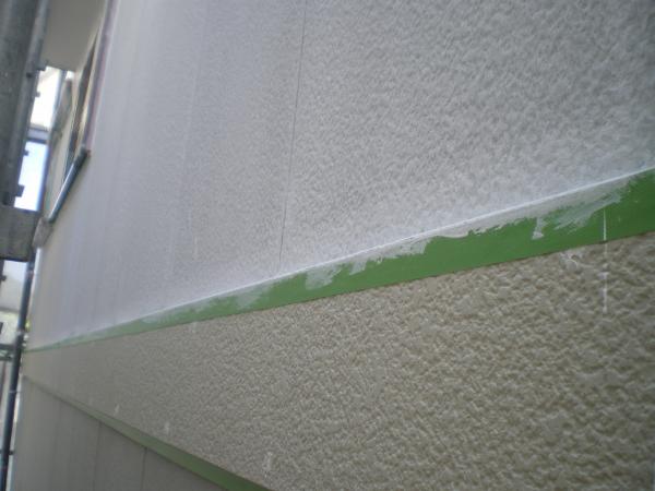 外壁下塗り中です。白くなります。