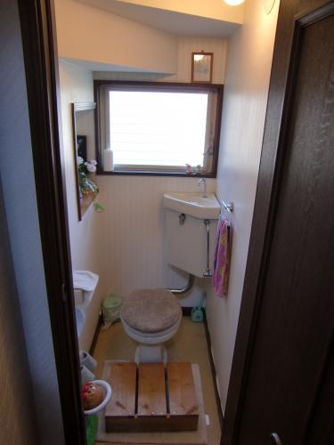 隅付けタンクの古いタイプの便器でした。