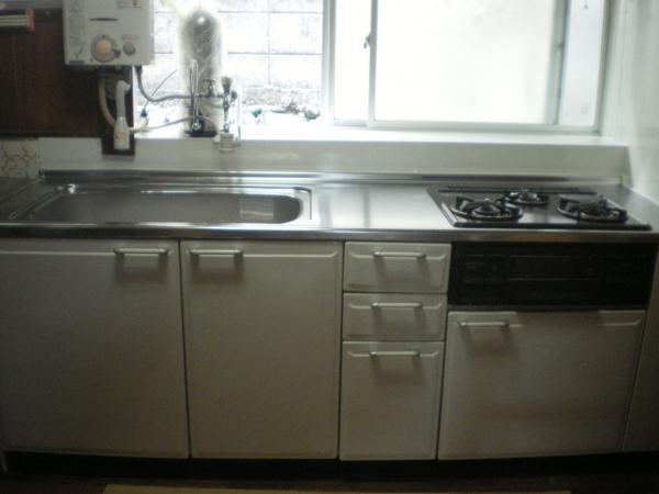 キッチンの下台をタカラの簡単取替システムキッチンに交換しました。