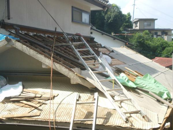 下屋の瓦を葺き替えます。