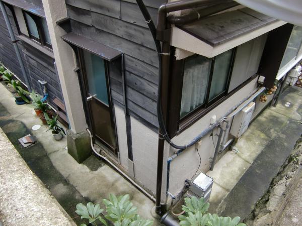 工事前の写真です。大きな窓と勝手口が浴室にありました。