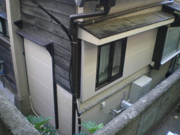 浴室の窓を小さくカットし、勝手口は外装板で塞いで塗装しました。