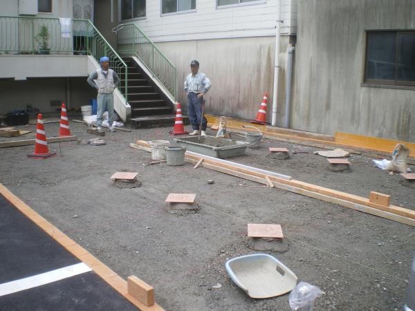 コンクリート打設前　レンガ・タイルで少し飾りました