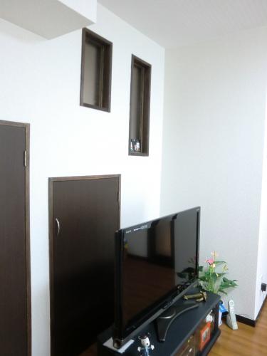 階段部分。階段下収納と明り取りを設置