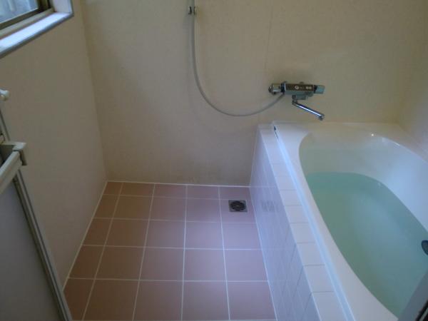 浴槽を交換し、土間タイルを貼り替えました