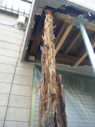 ベランダの柱が腐った状態に・・・。