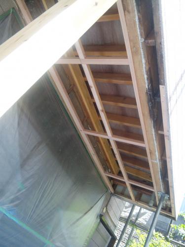 養生をして柱を入れ替えました。