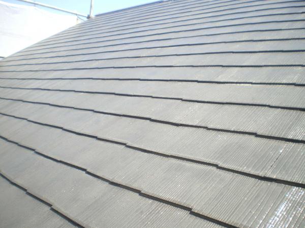 塗装前の屋根です。遠めにみるとわかりませんが、近くで見るとはがれも出ていますね。