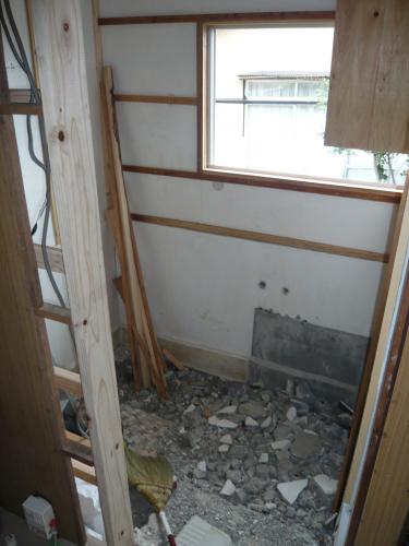 解体状況です。浴槽とドアを撤去しました。