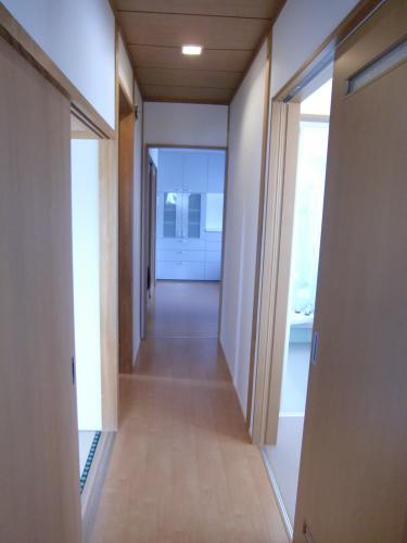 廊下はダウンライトを利用して雰囲気をかもしだしました。