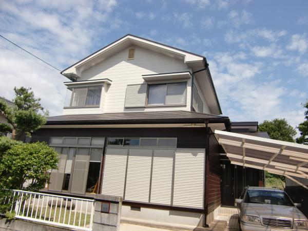 道路側正面です。屋根の塗装　雨戸の塗装　樋の塗装などなど塗れるところはすべて塗りましたね