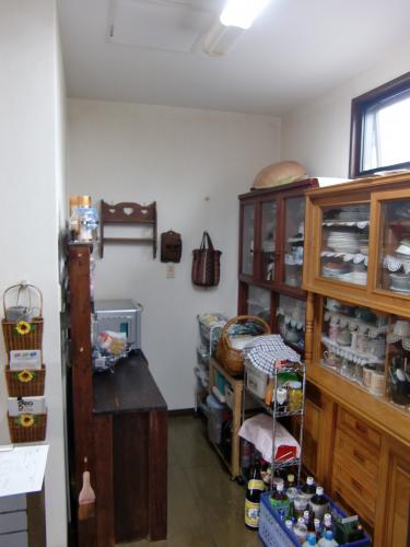 色違いの食器棚にたくさんの食器が納められていました。