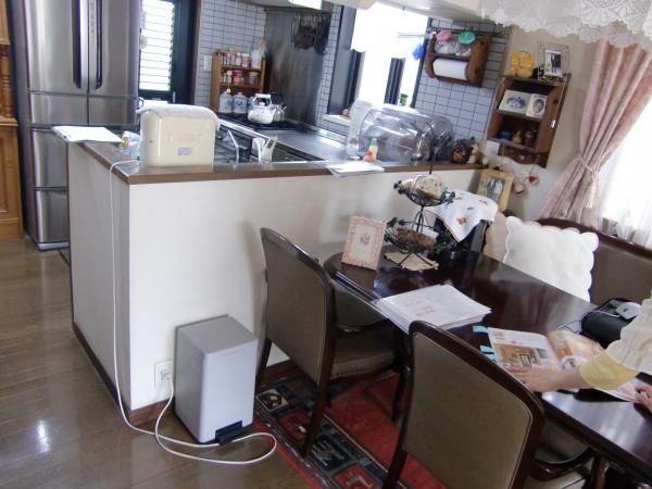 キッチン前のカウンター施工前の映像です。