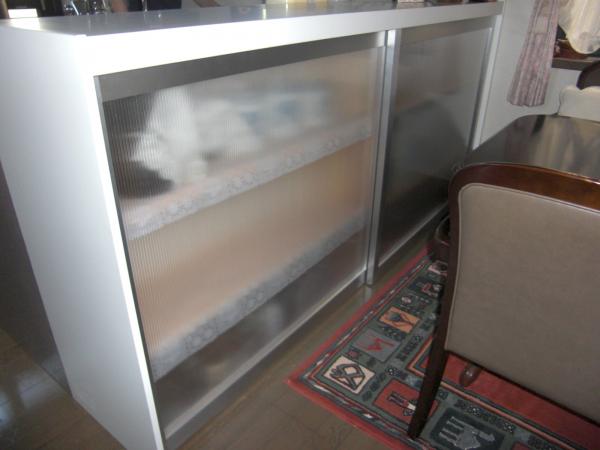 建具が付きました。面材は割れに強いツインカ—ボパネルを使用しました。中身が適度に透けて見えます。