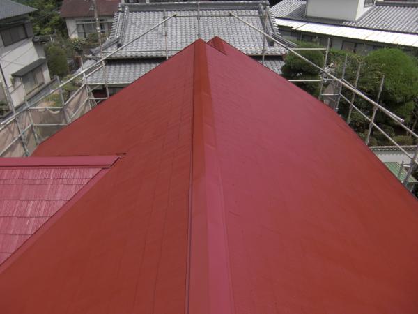 屋根が仕上がりました。耐久性の良いシリコン系の塗料をすようしました。