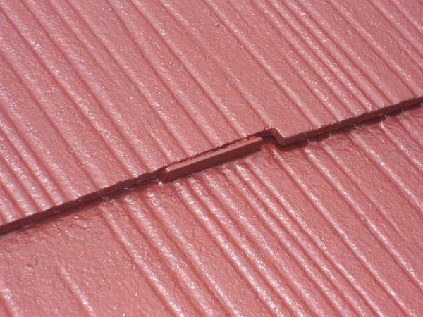 このように瓦の間に差し込み、雨水のキレを確保します。