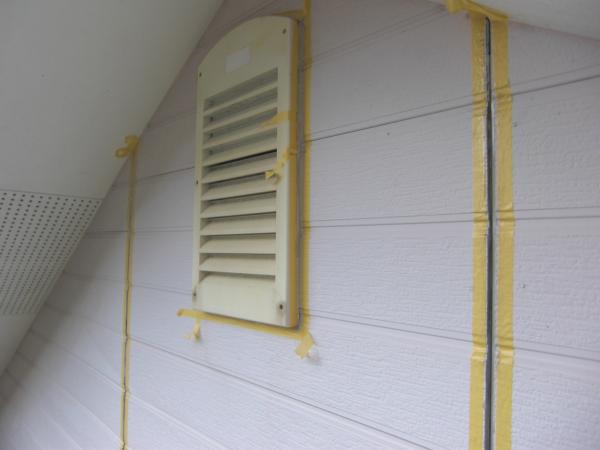 外装板はコーキングのやり直しから始まります。