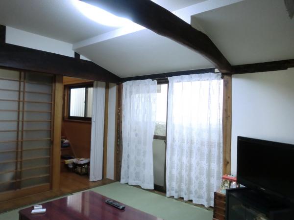 約20センチ天井を高くして、クロスで仕上げました。