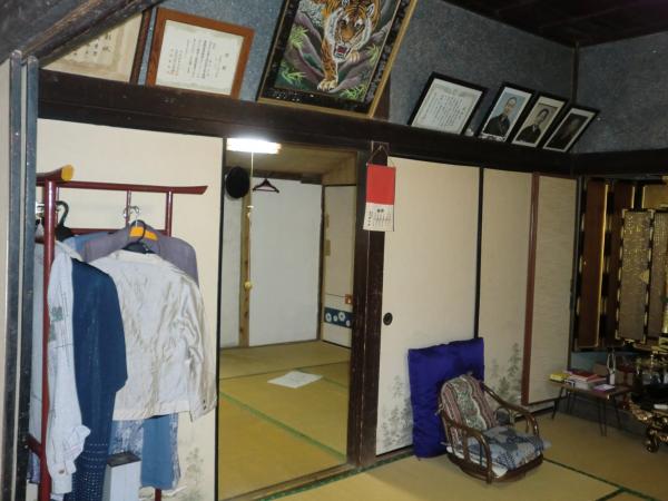 年季の入った続き間の襖でした。