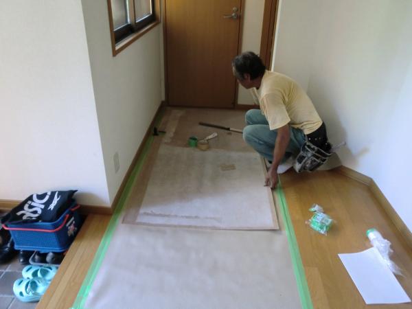 作業前の養生中。