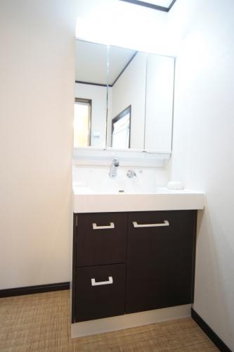 洗面化粧台もシックな色にしました。