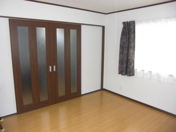 お部屋の中は開口部が広く取れる引き分け戸を採用しました。