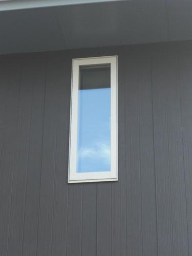 ２階の窓ですが、妙に反射してます。