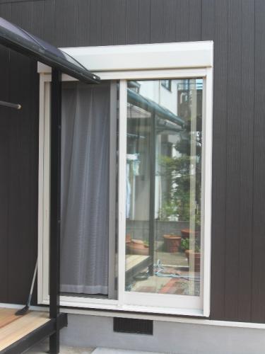 これは１階の窓。この反射は？実は西側の窓には西日対策で熱線遮断ガラスを入れました。