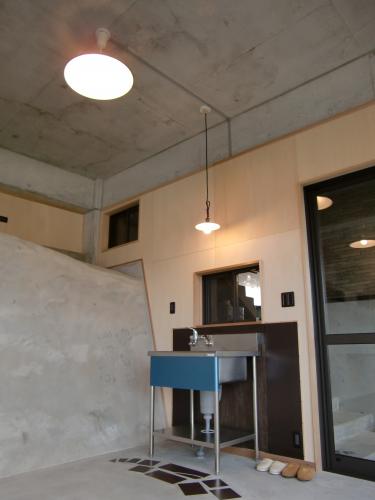 簡単な洗いものが出来るように厨房用の流し台を設置しましたがいい感じでにあってます