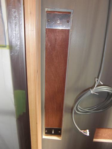 これは手すりの補強です。しっかりとした下地に固定します。