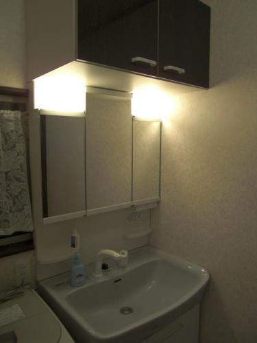 吊戸を増設して収納を増やしました。三面鏡の裏も収納になっています。