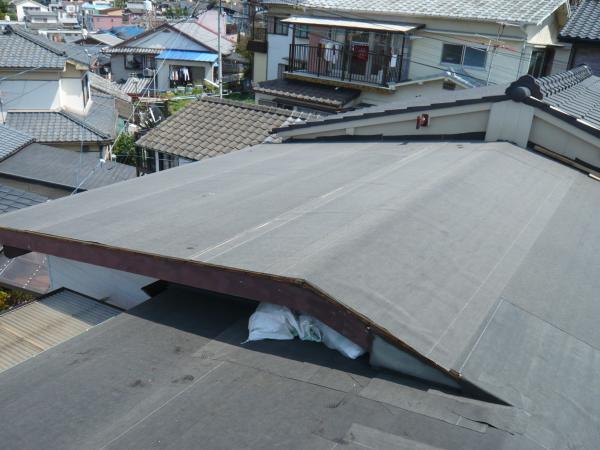 粘着式ルーフィングを隙間なく敷きつめました