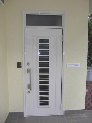 アルミの玄関ドアに取り替えました。真ん中は上げ下げ窓になっていて、閉めたまま通風出来ます。