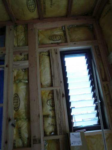 断熱材もギュウギュウ詰めです。