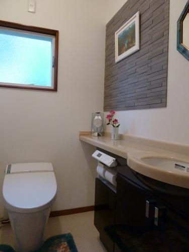 トイレも一新！ＩＮＡＸのトイレと手洗カウンター。ここにもエコカラット。