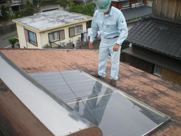 ユニエーターの重みで瓦が屋根が沈んでいました。