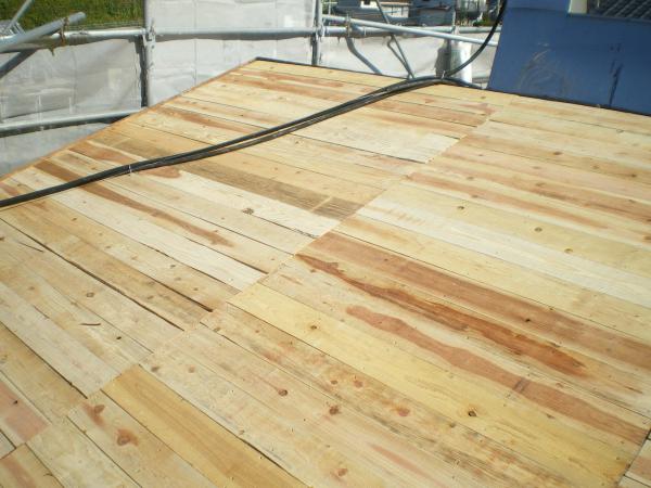 野地板を2枚重ね貼りで強度を確保しました。