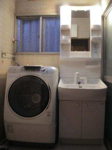 洗濯機と洗面台の配置を変えて使いやすい洗面所になりました。