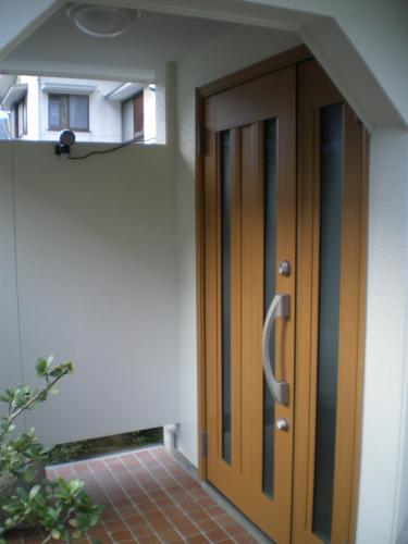 玄関サッシも交換し、玄関廻りも一新しました。