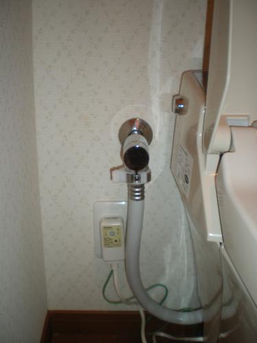 給水管は専用の給水ホースを接続しました。