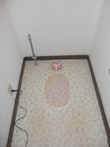 既存を撤去します。配管は養生しておきます。