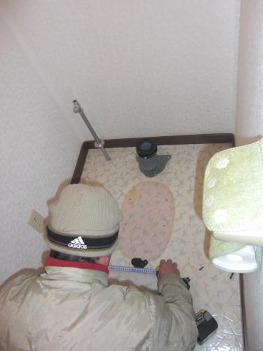 接続配管と、便器の固定金具を取り付けます。